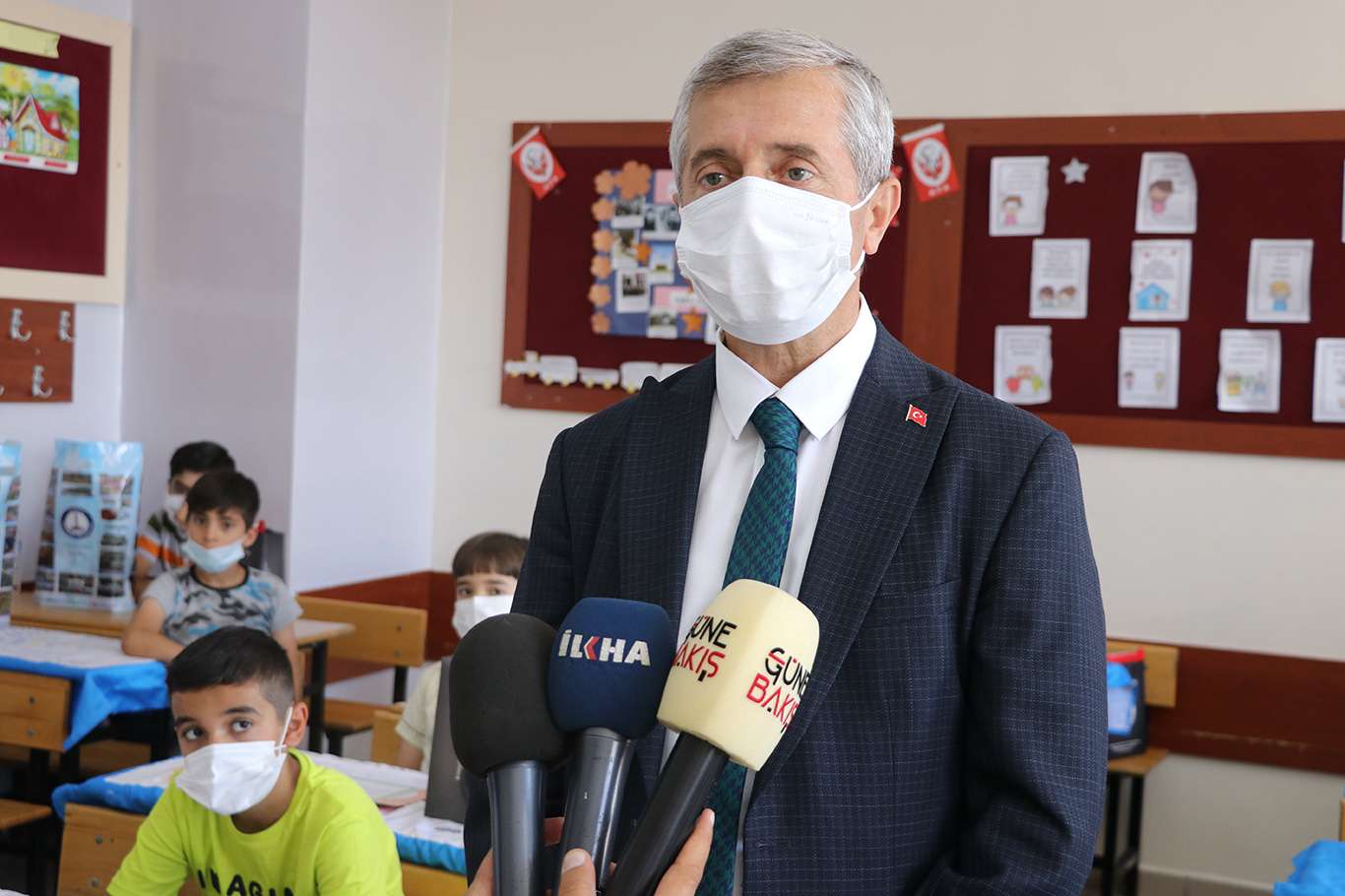 Öğrencilere karne hediyesi olarak kitap ve spor ayakkabı dağıtıldı Öğrencilere karne hediyesi olarak kitap ve spor ayakkabı dağıtıldı